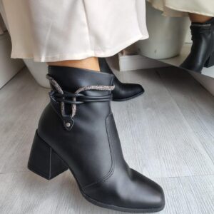 Bota Moleca Preta