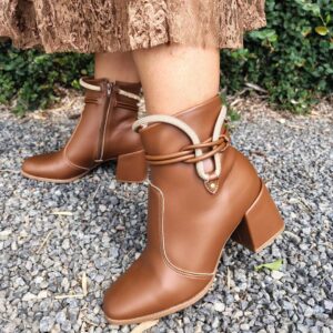 Bota Moleca Marrom